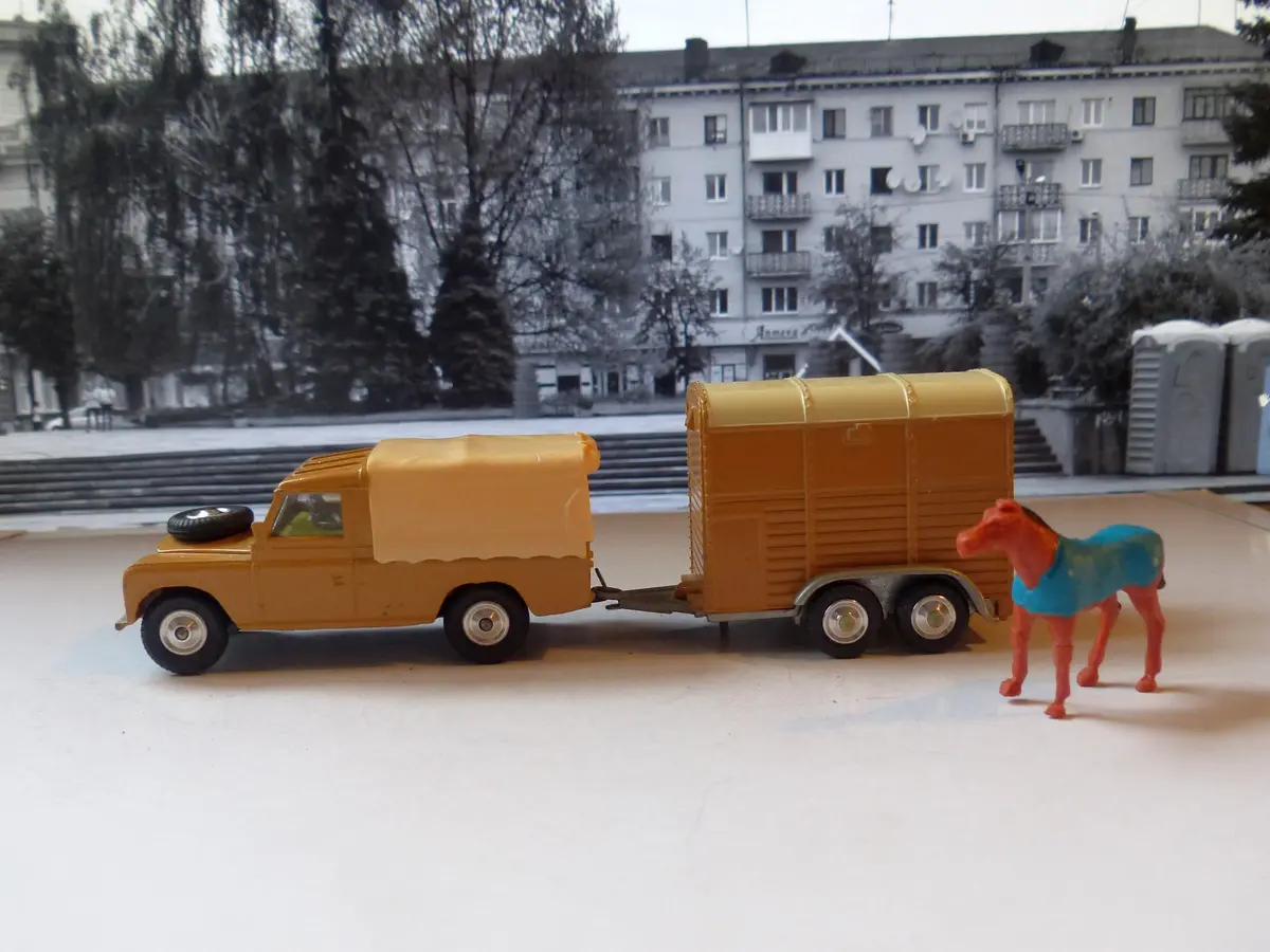 Gift Set 2 Land Rover *Brown With Rare Yellow Seats* 1