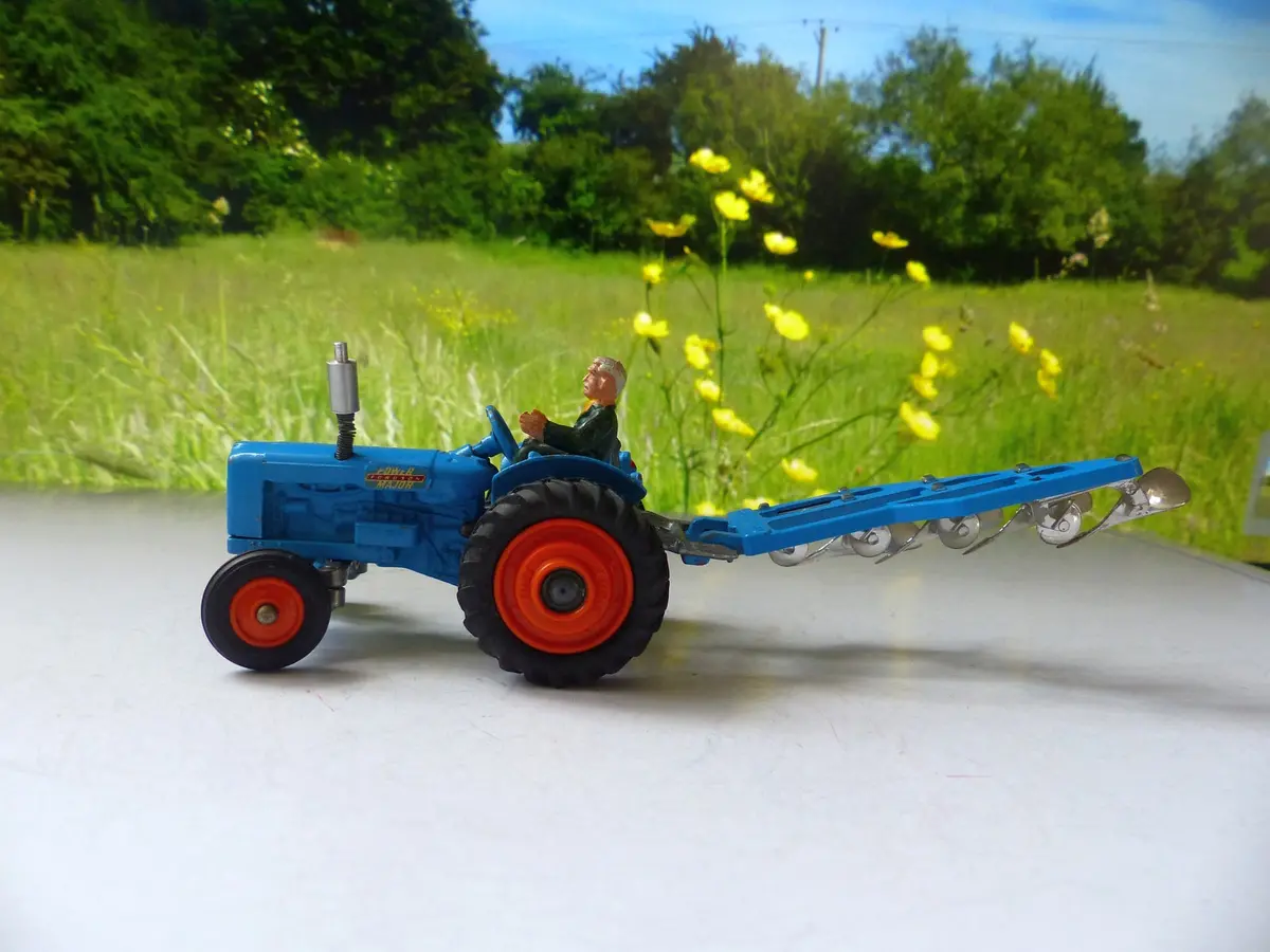Gift Set 13 Fordson Power Major Tractor + Plough 1