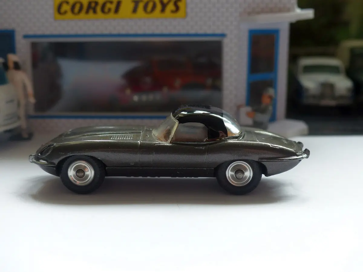 307 Jaguar E-Type In Metallic Dark Grey With Black Roof 1