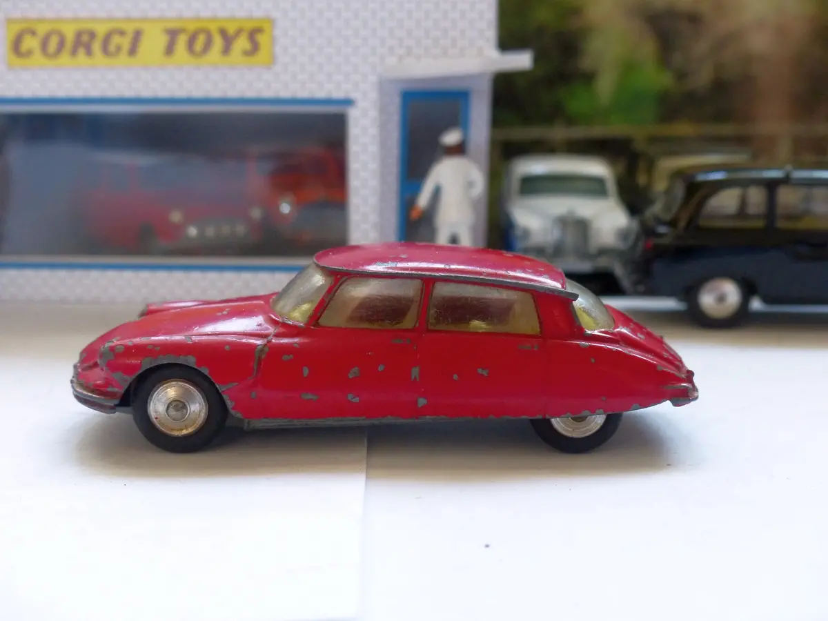 210S Citroen Ds19 With Cast Fog Lamps (3) 1
