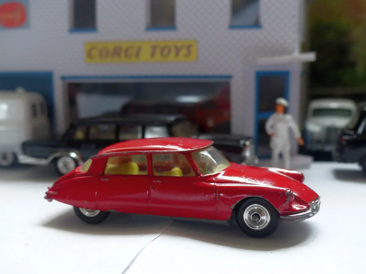 210S Citroen Ds19 With Cast Fog Lamps (4) 1