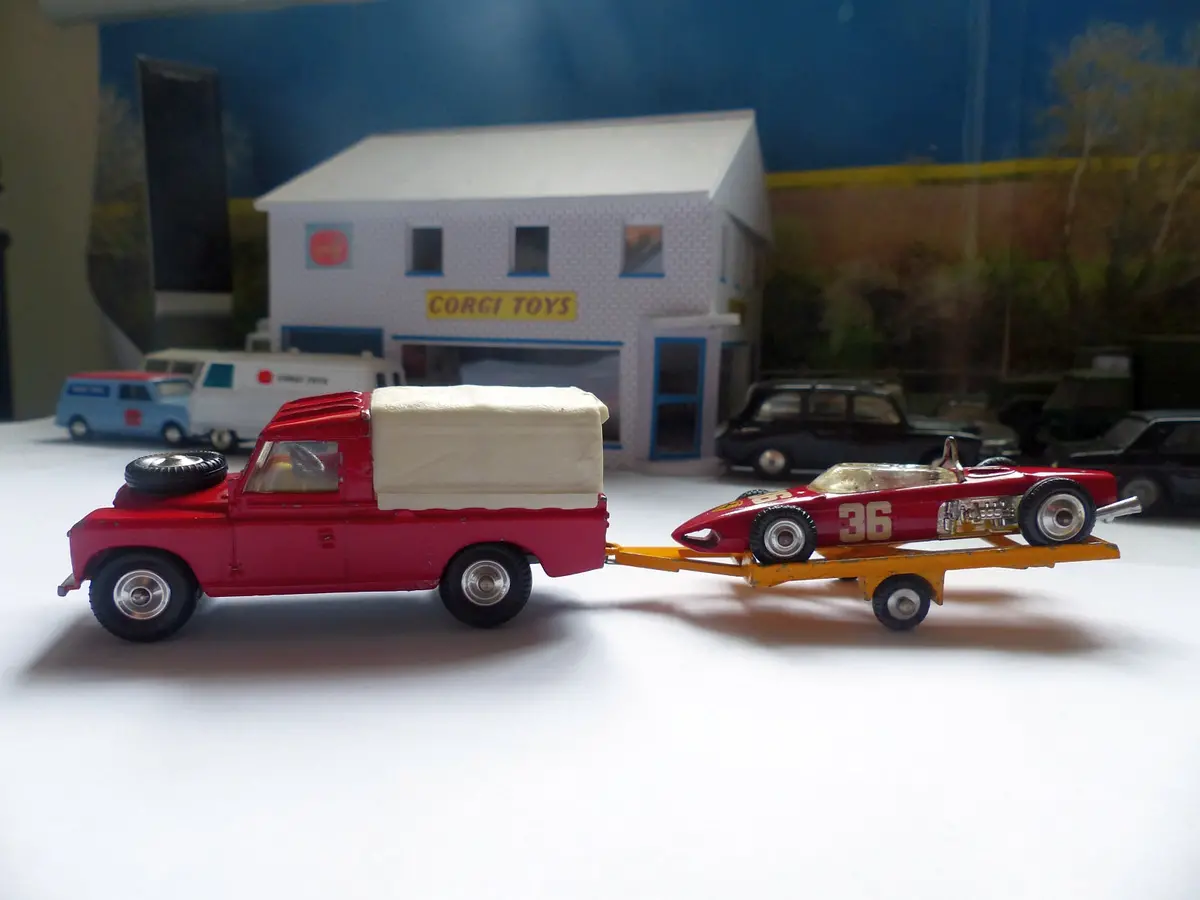 Gift Set 17 Land Rover With Ferrari On Trailer 1
