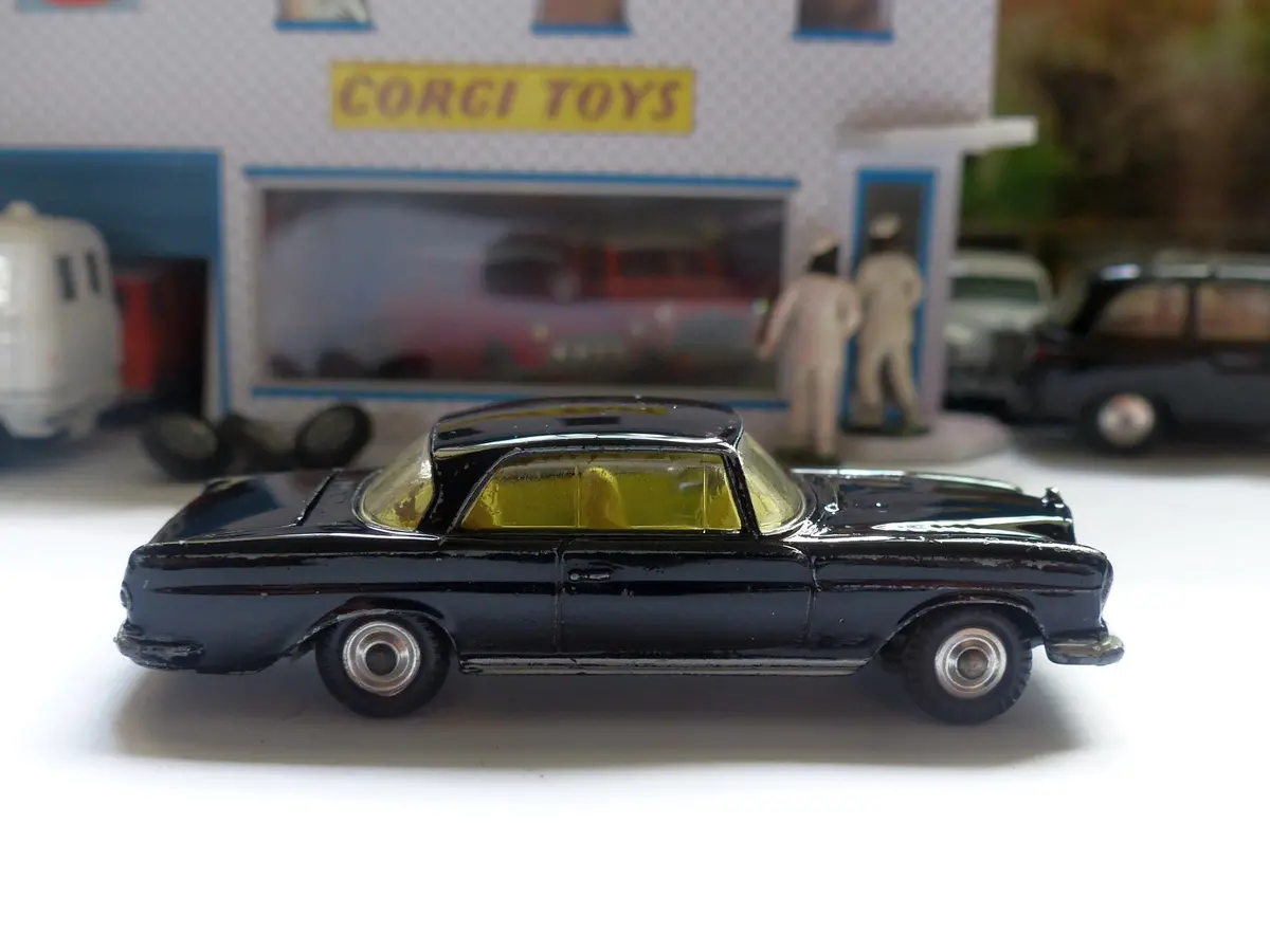 230 Mercedes-Benz 220Se Black 1