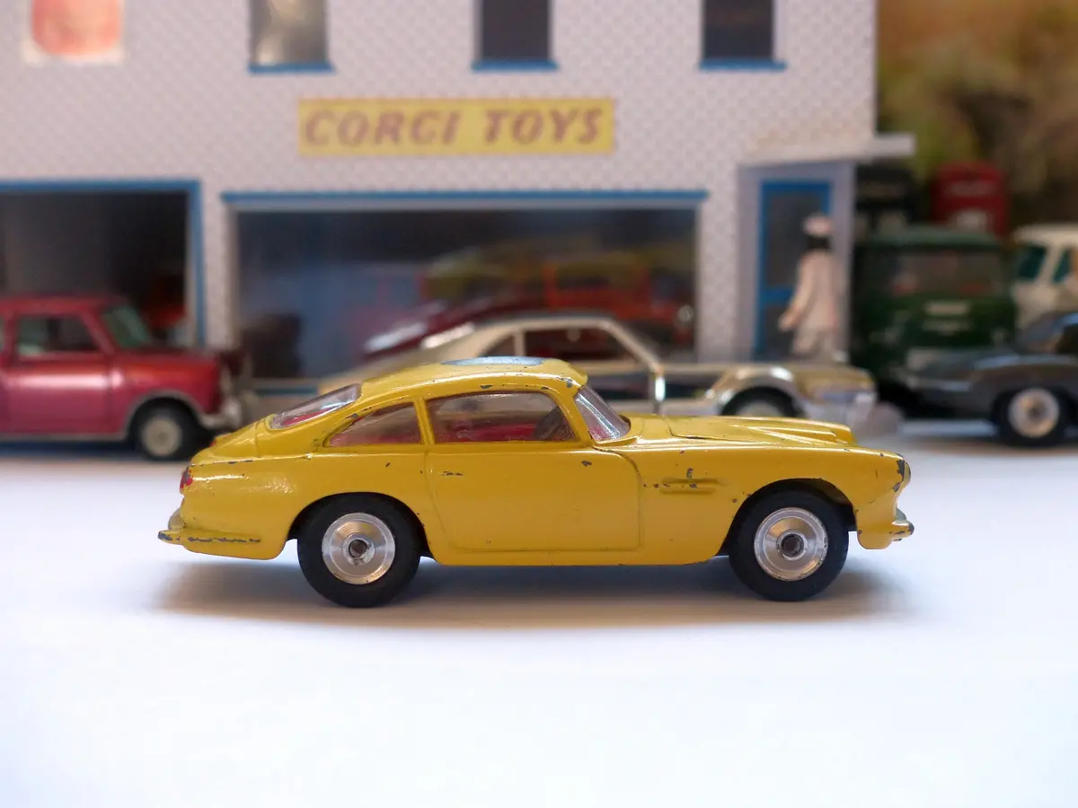 218 Aston Martin Db4 Yellow *Rare With Fixed Shaped Wheels* 1