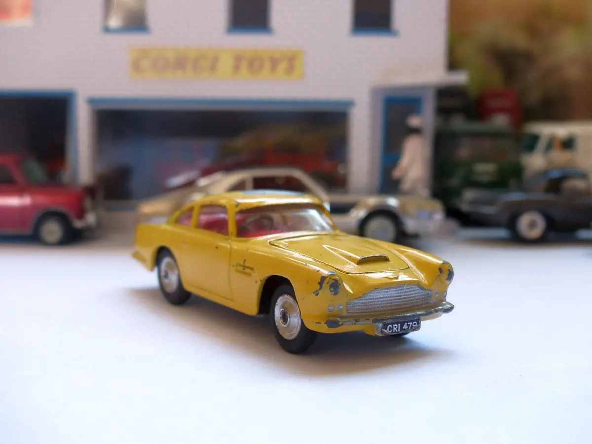 218 Aston Martin Db4 Yellow *Rare With Fixed Shaped Wheels* 2