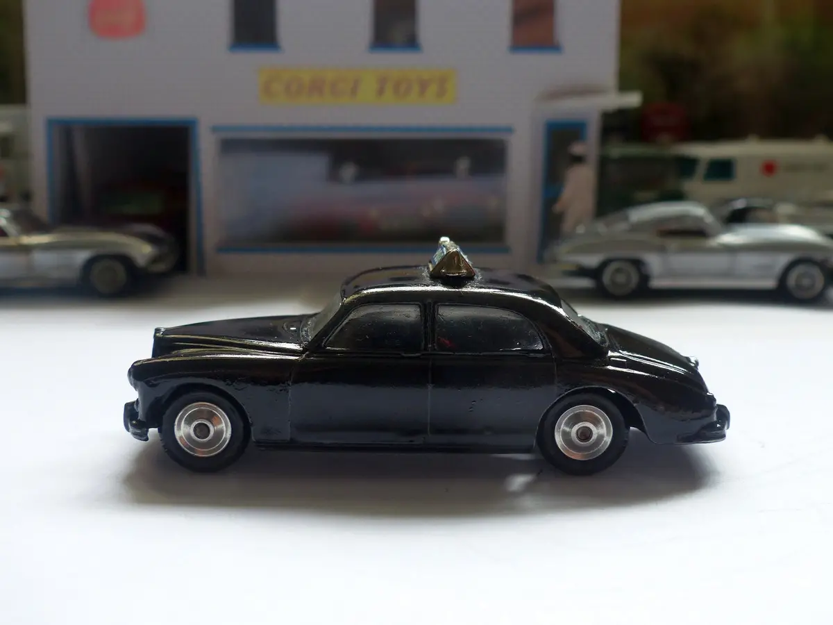 209 Riley Pathfinder Police Car With Shaped Wheels 1