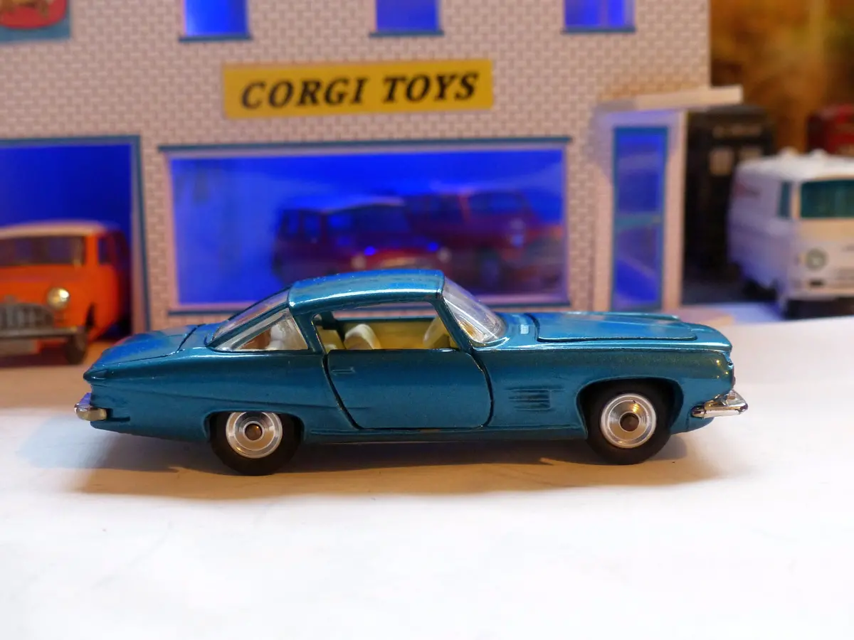 241 Ghia L6.4 In Metallic Blue With Cream Interior 1