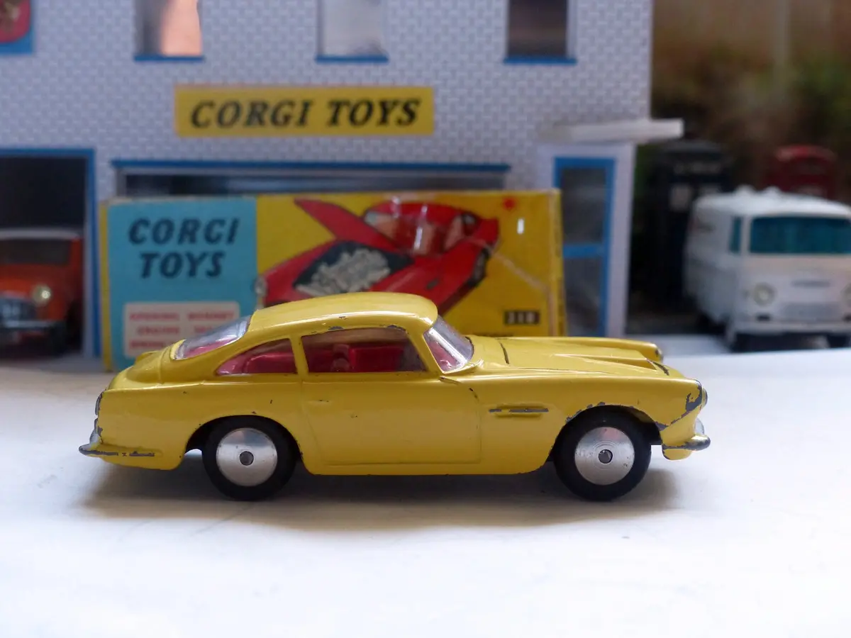 218 Aston Martin Db4 Yellow Early Edition *With Original Box* 1