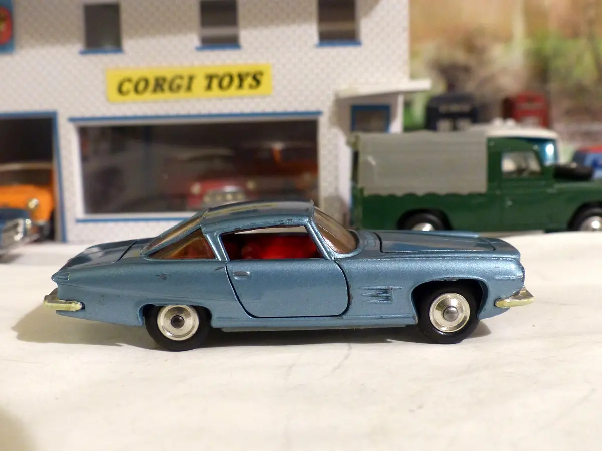 241 Ghia L6.4 Silver-Blue 1