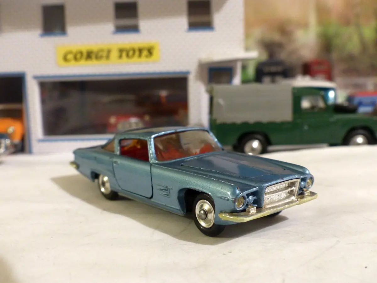 241 Ghia L6.4 Silver-Blue 2