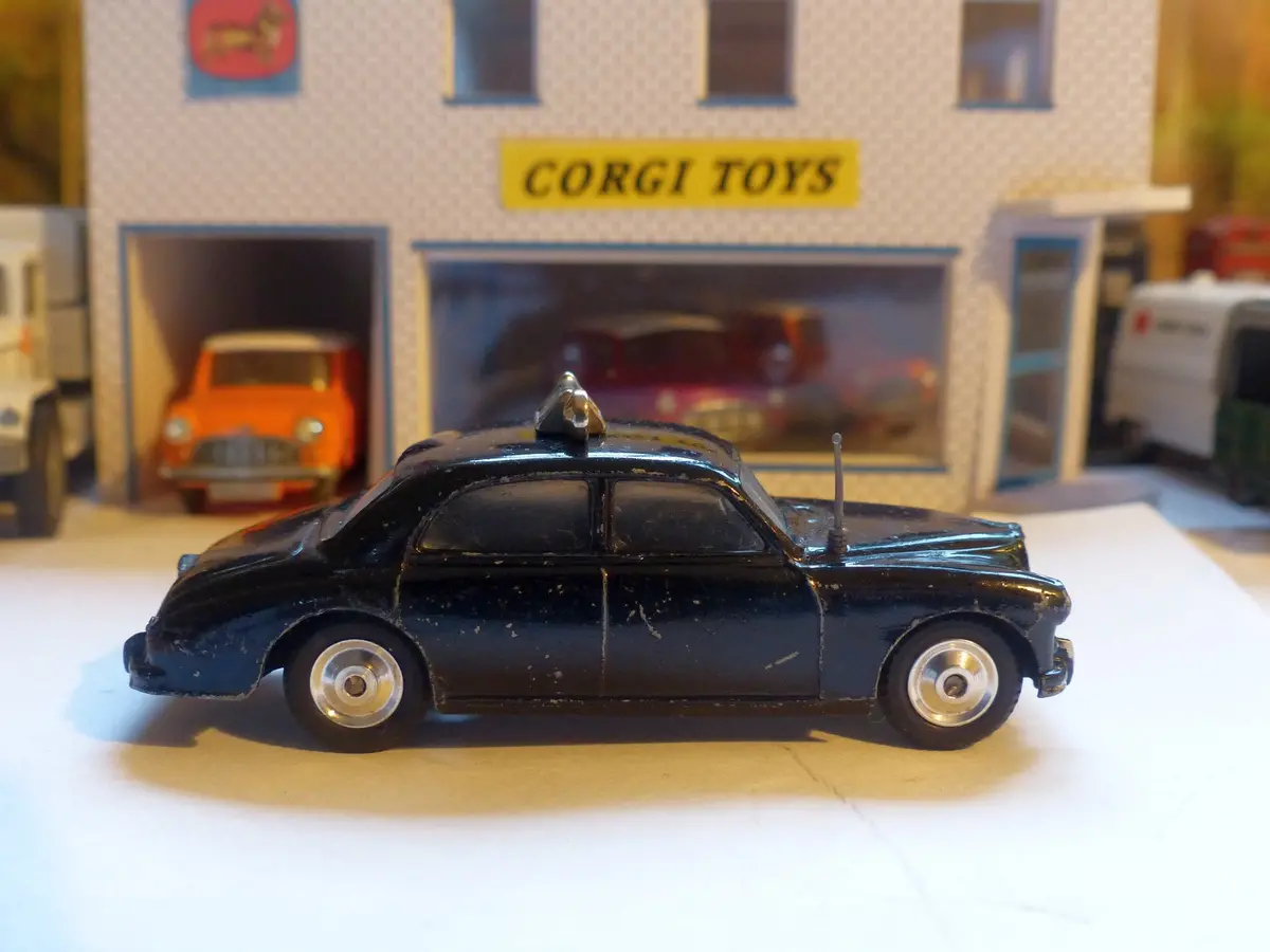 209 Riley Pathfinder Police Car With Shaped Wheels (2) 1