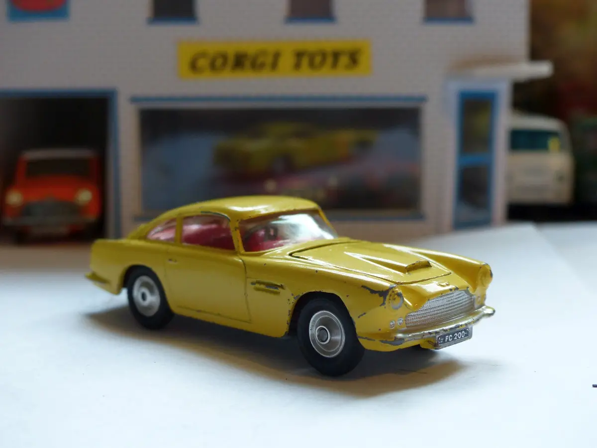 218 Aston Martin Db4 Yellow *Rare With Fixed Shaped Wheels*(1) 1