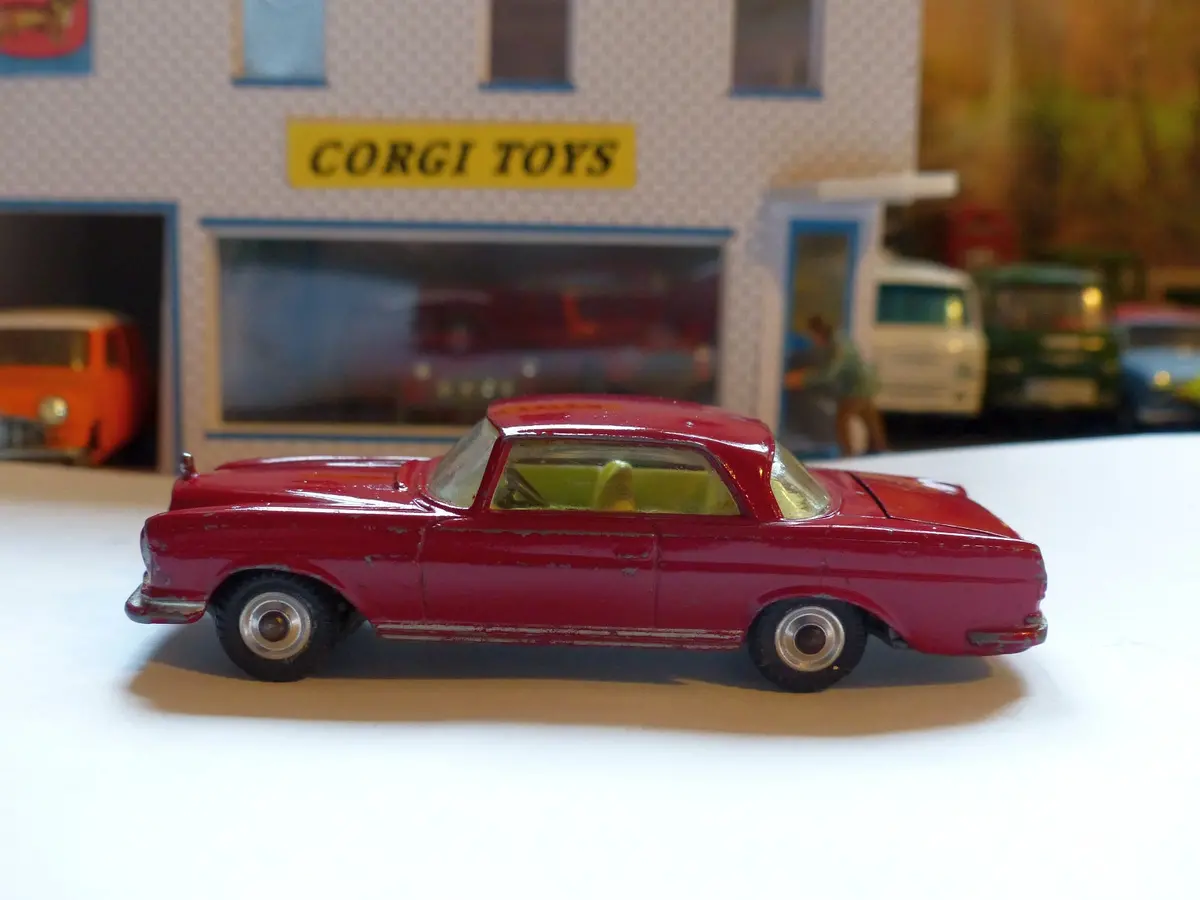 230 Mercedes-Benz 220Se Red 1