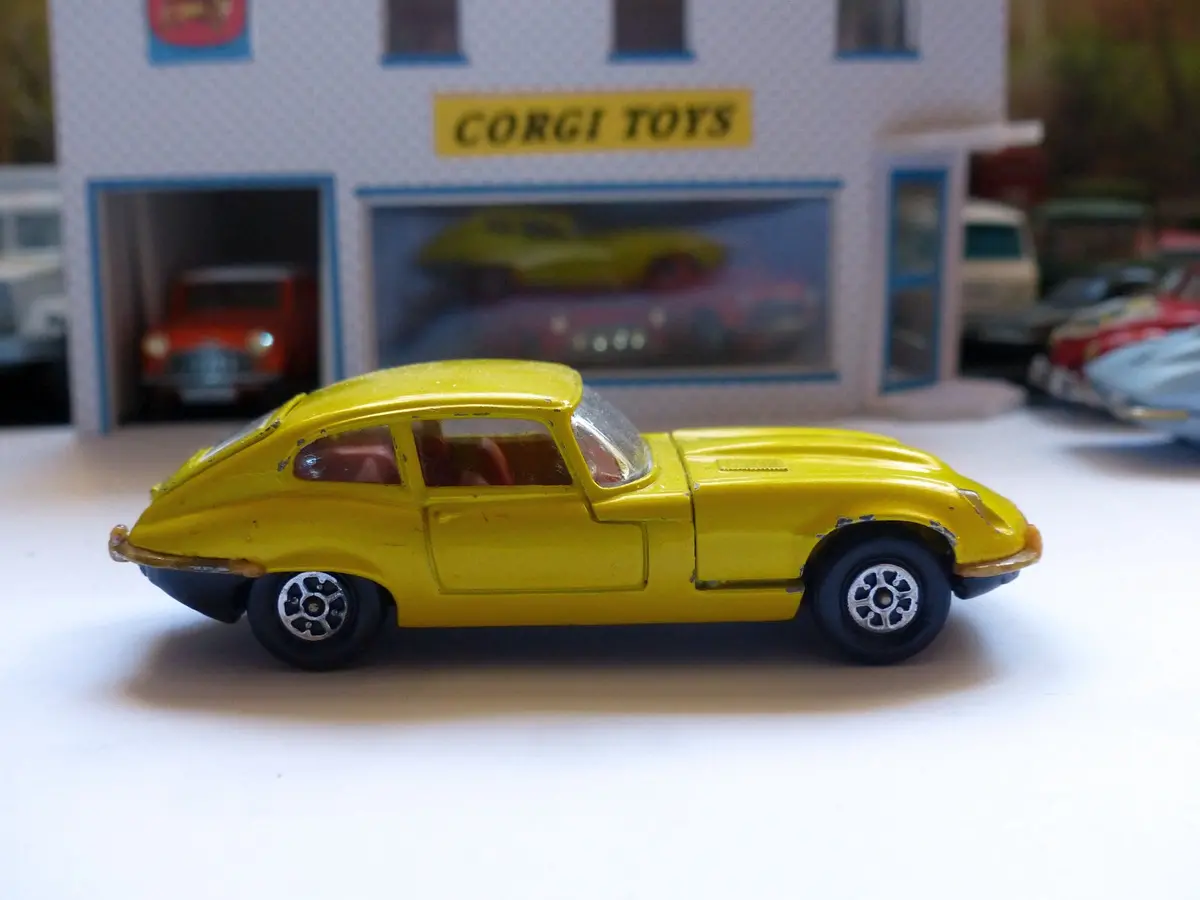 374 Jaguar E Type 5.3 Litre In Metallic Lime-Yellow 1