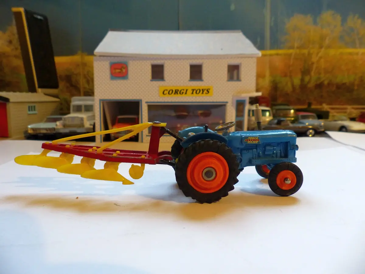 Gift Set 18 Fordson Power Major Tractor (Late Edition) + Plough 1
