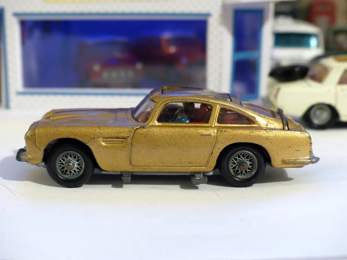 261 James Bond Aston Martin 1