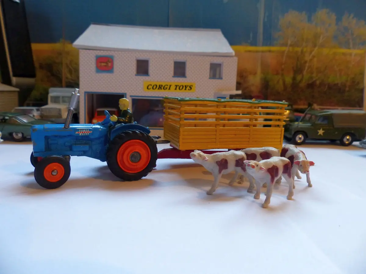 Gift Set 33 Fordson Power Major And Beast Carrier 1