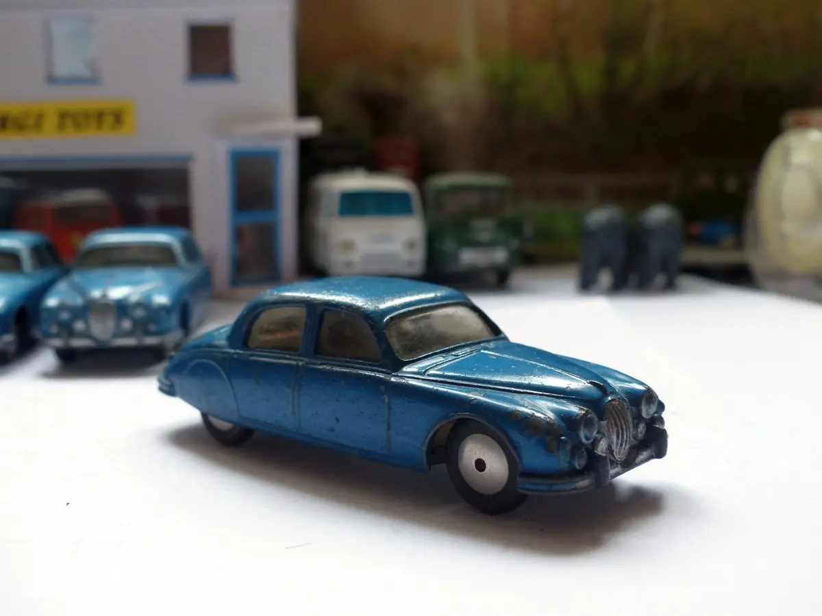 208M Jaguar 2.4 Mechanical *With Grey Base* (7) 1