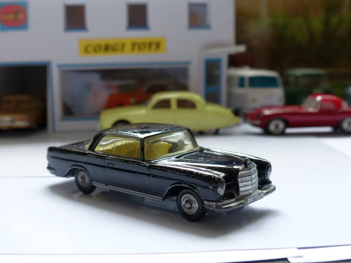 230 Mercedes-Benz 220Se In Black 1