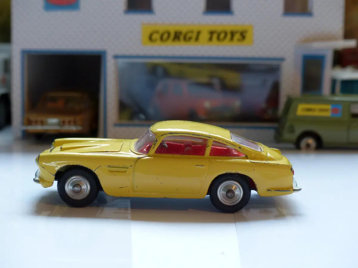218 Aston Martin In Yellow *Late Edition* 1