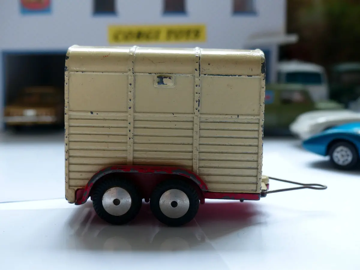 102 Rice Pony Trailer In Cream And Red 1