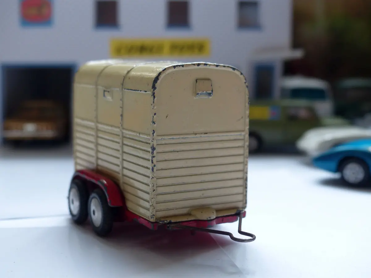 102 Rice Pony Trailer In Cream And Red 2