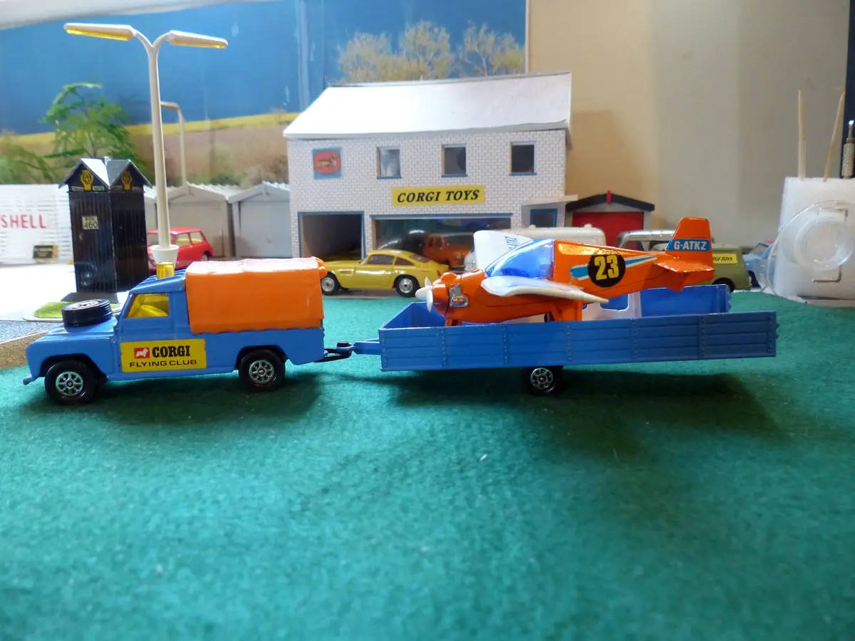 Gift Set 19 Corgi Flying Club Land Rover + Trailer With Nipper Airplane 1