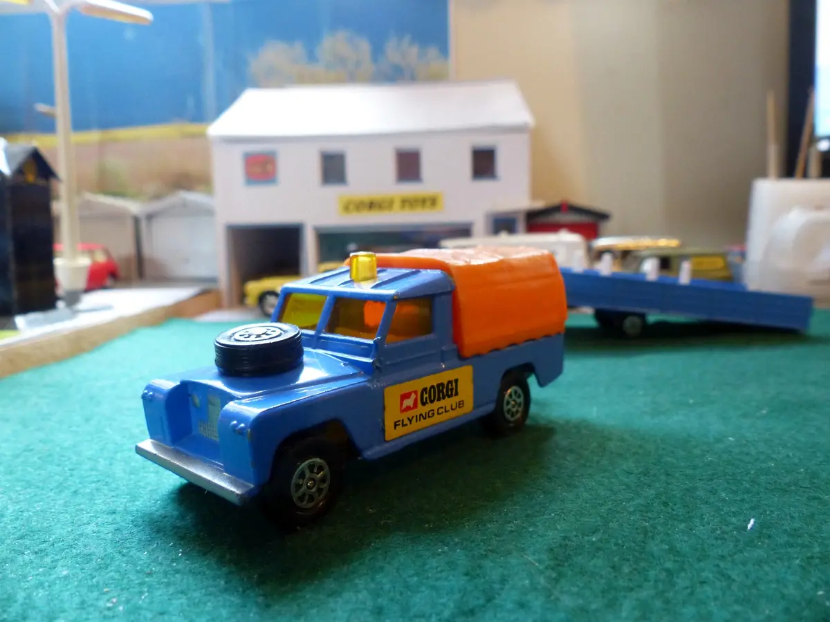 Gift Set 19 Corgi Flying Club Land Rover + Trailer With Nipper Airplane 2