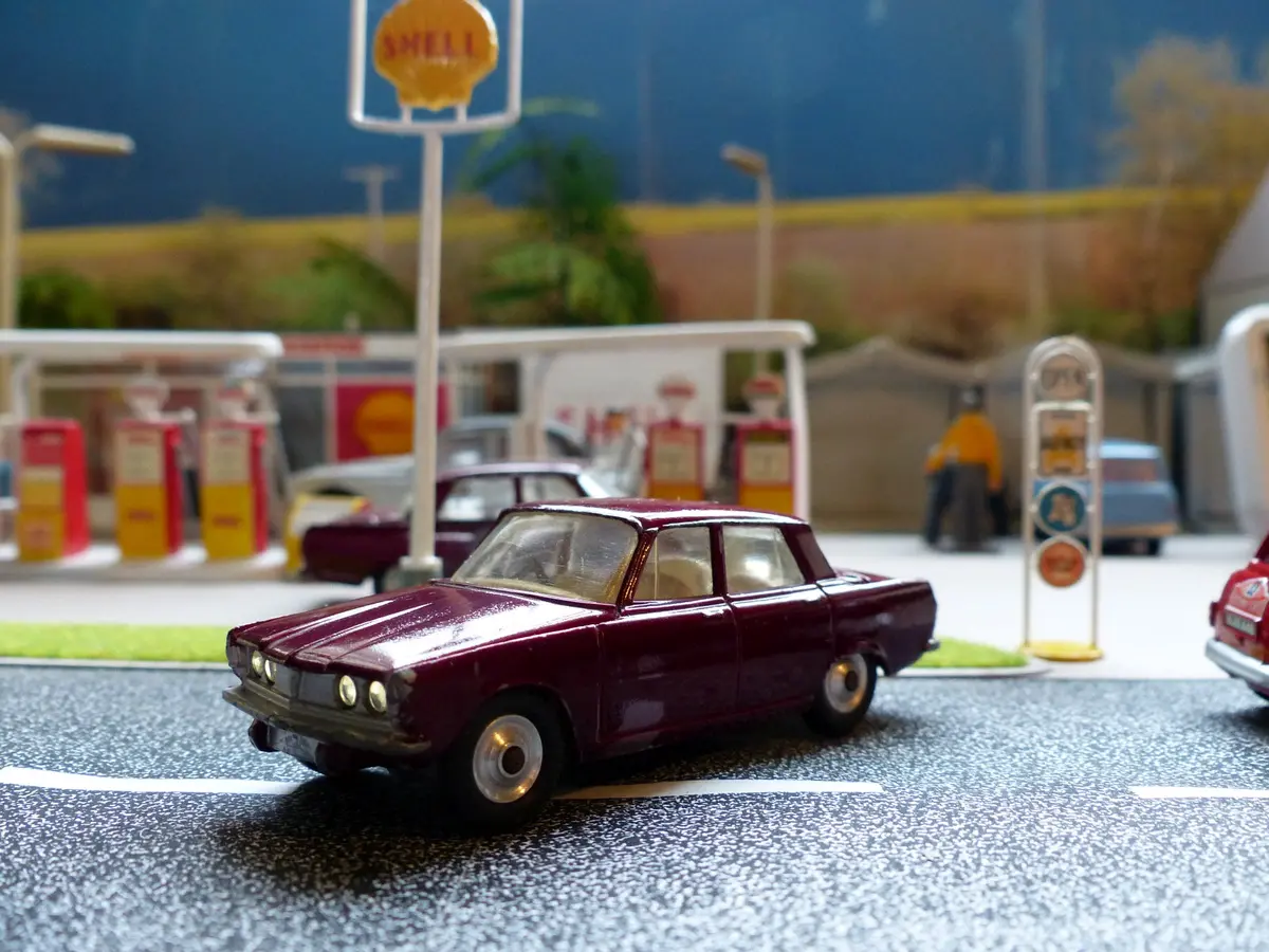 252 Rover 2000 In Maroon 1