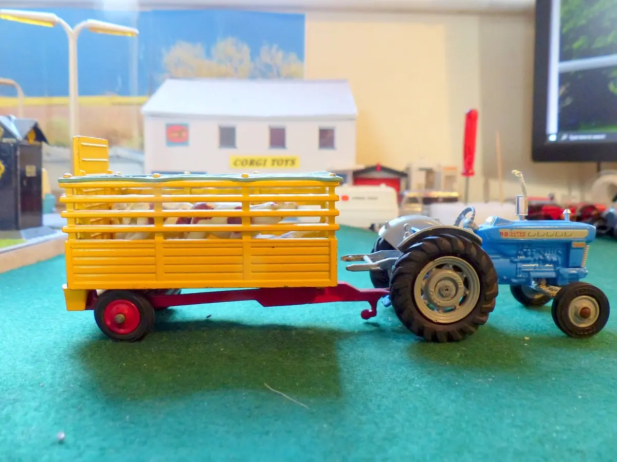 Gift Set 1 Ford 5000 Tractor + Beast Carrier 1
