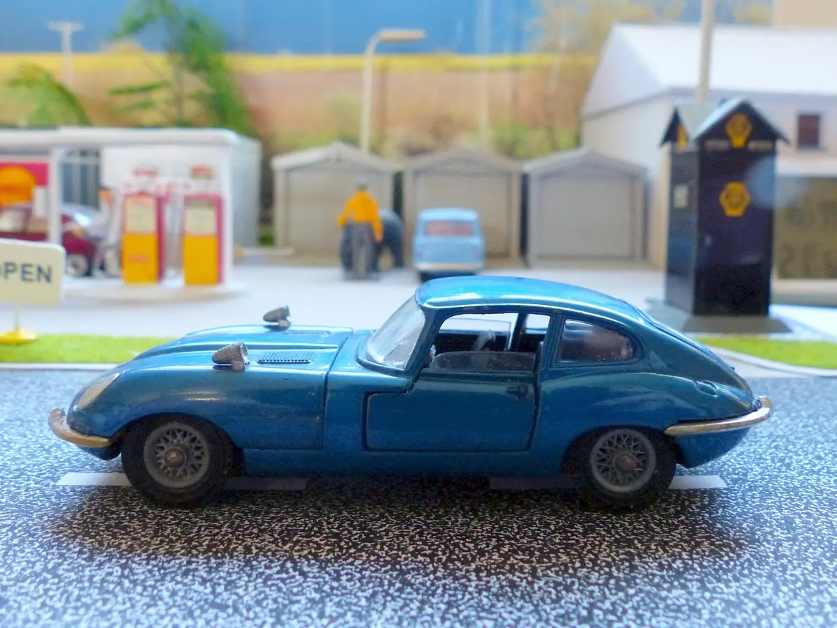 335 Jaguar E Type 2+2 Fastback In Metallic Blue 1