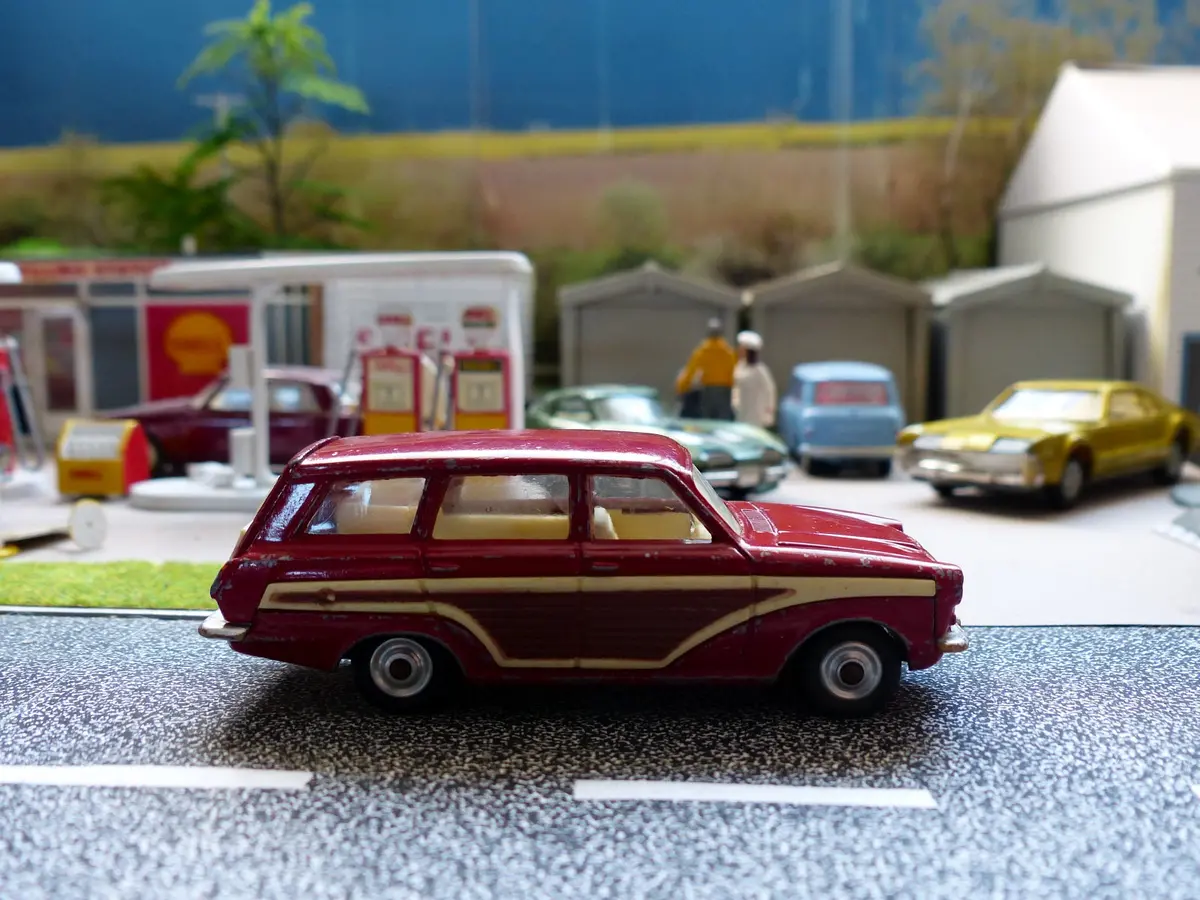 491 Ford Consul Cortina Estate Car In Red 1