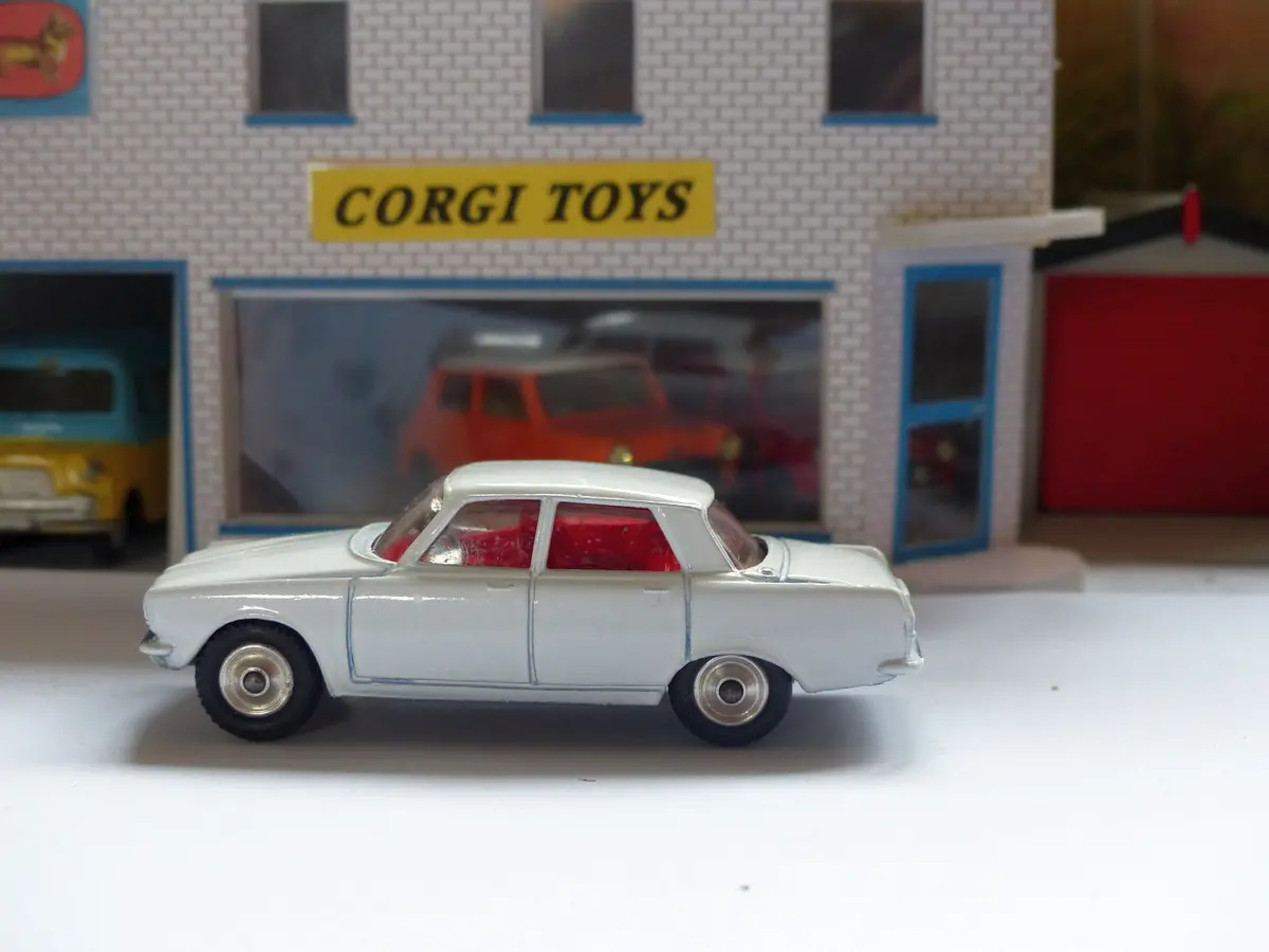 252 Rover 2000 In White With Jewelled Headlamps 1