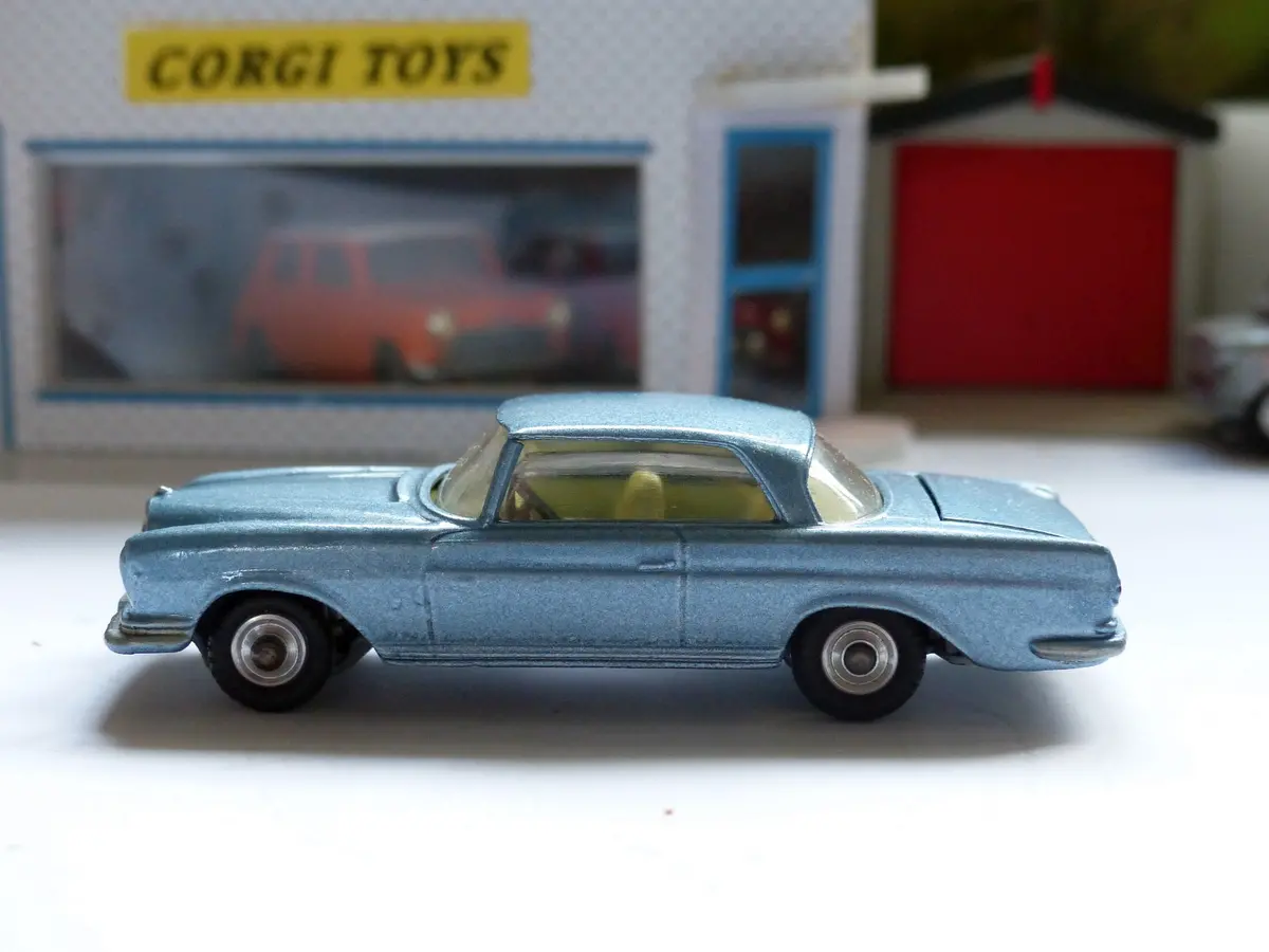 230 Mercedes 220Se In Silver-Blue 1