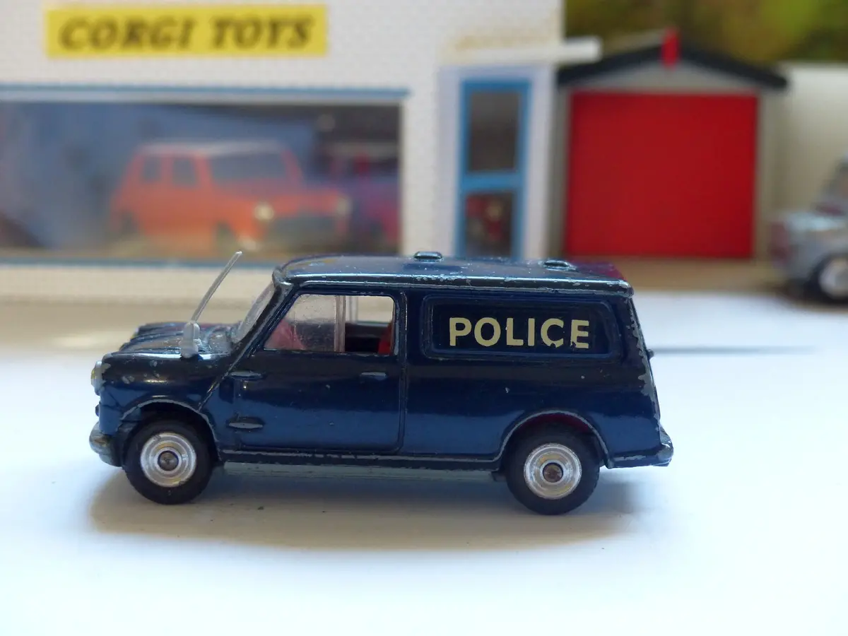 448 Austin Minivan Police (1) 1