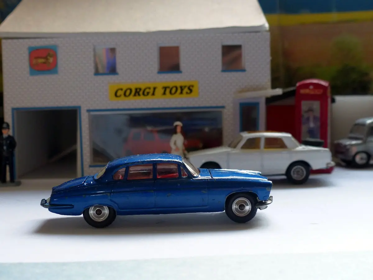 238 Jaguar Mk X In Metallic Dark Blue 1
