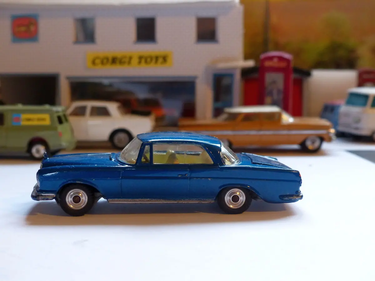 253 Mercedes-Benz 220Se In Metallic Blue (1) 1