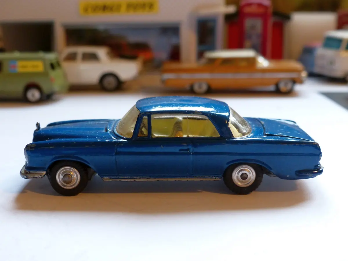253 Mercedes-Benz 220Se In Metallic Blue (2) 1