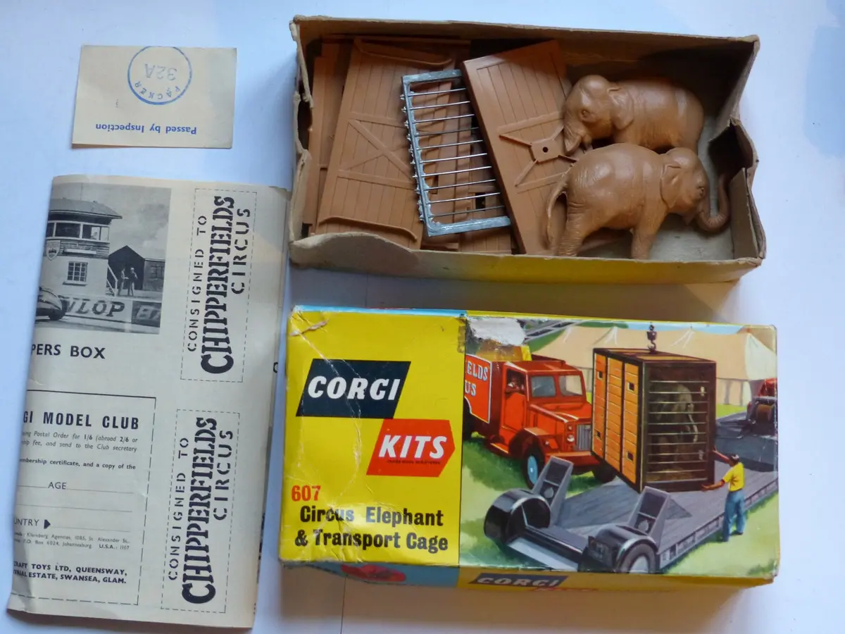 Corgi Kits 607 Circus Elephant And Transport Cage 1