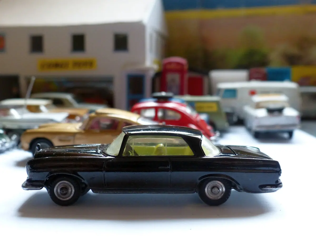 230 Mercedes 220Se Restored In Black 1