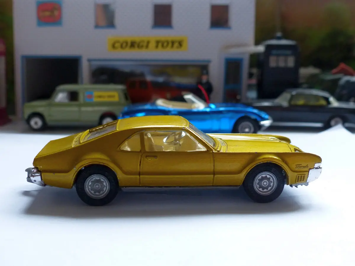 276 Oldsmobile Toronado In Amber-Gold (1) 1