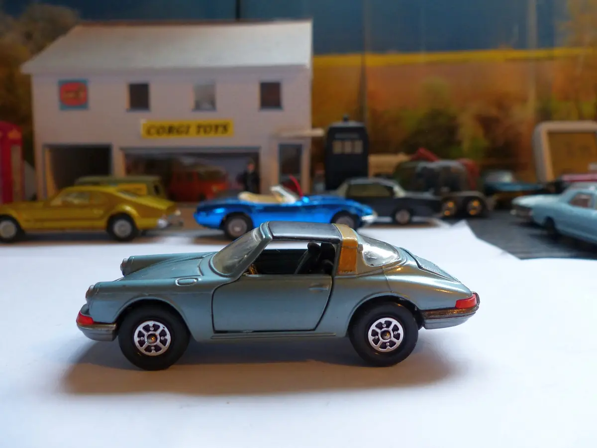 382 Porsche 911S Targa With Original Box (1) 1