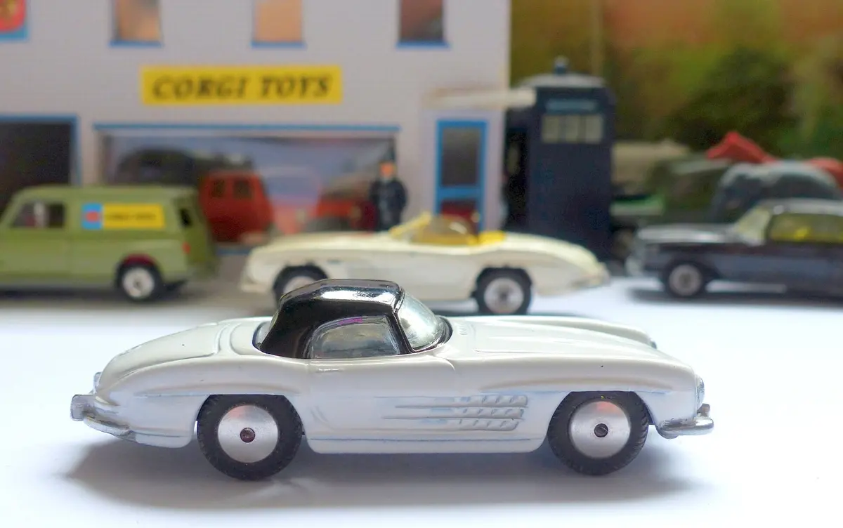 304 Mercedes-Benz In White And Black 1