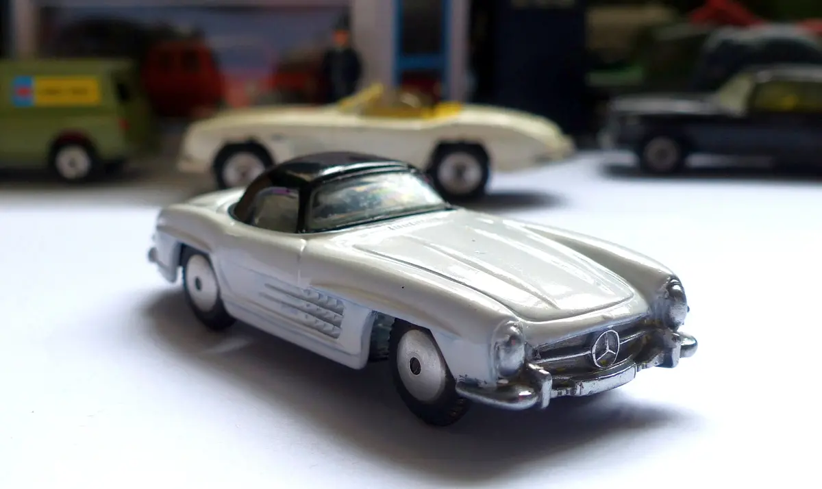 304 Mercedes-Benz In White And Black 2
