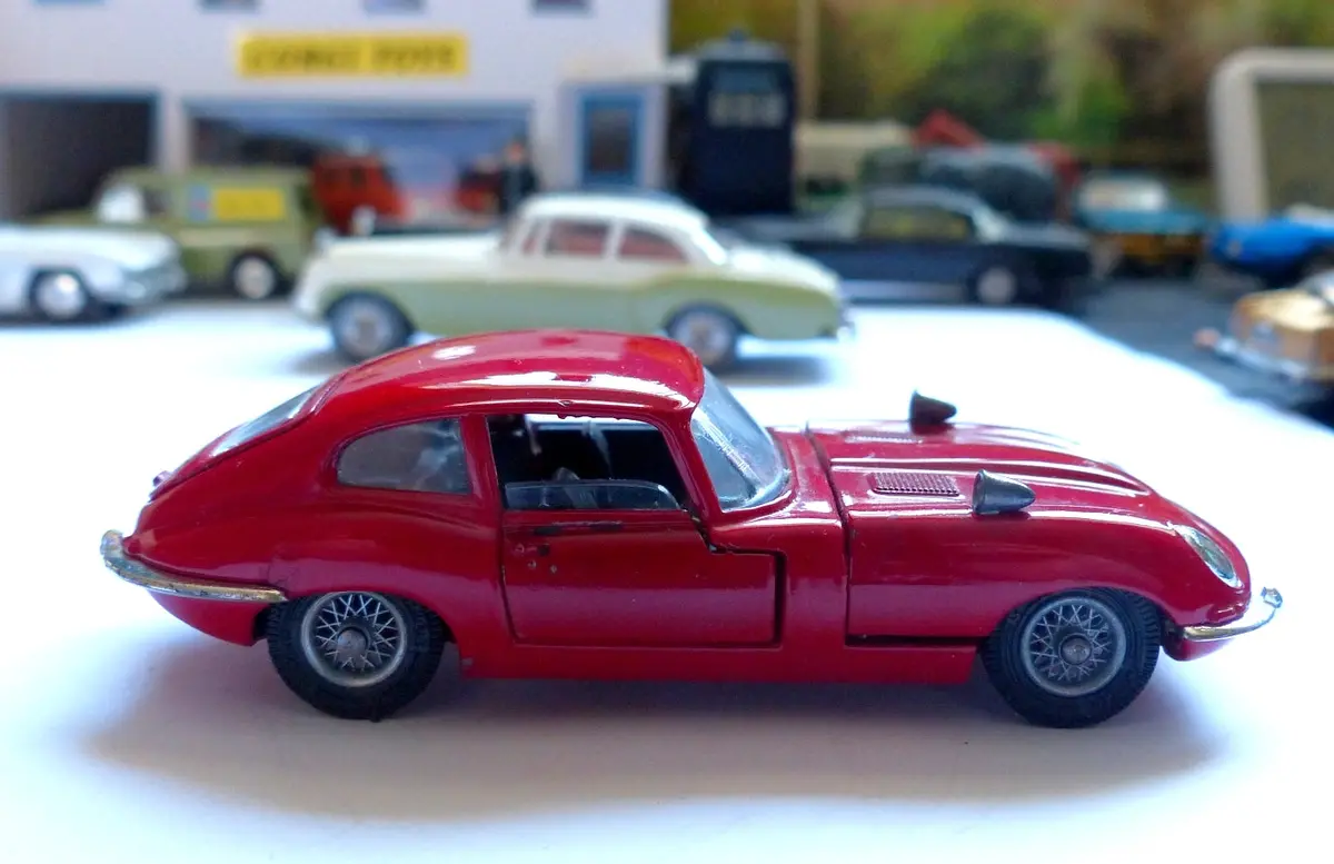 335 Jaguar E Type 2+2 Fastback In Red 1