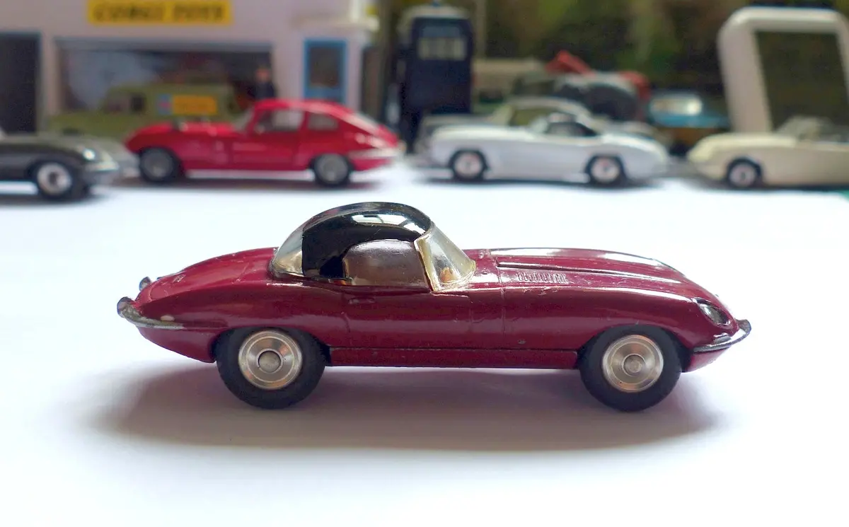 307 Jaguar E Type In Plum Red With Black Hard Top 1