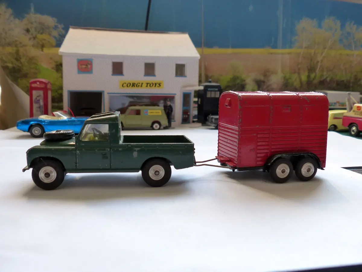 Gift Set 2 Land Rover And Pony Trailer (Scarce Edition) 1