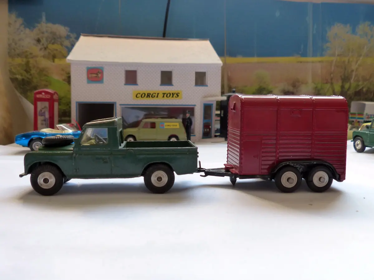 Gift Set 2 Land Rover And Pony Trailer 1