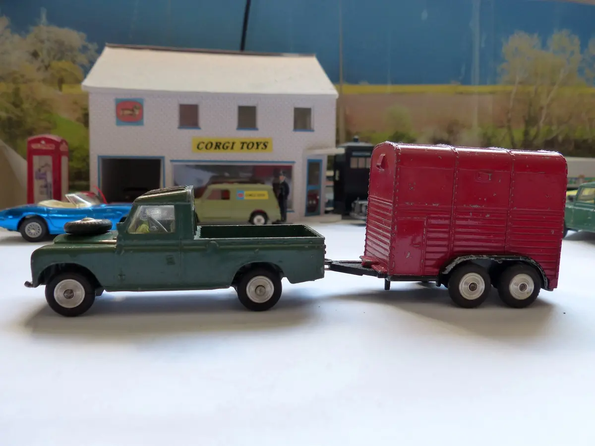 Gift Set 2 Land Rover And Pony Trailer (7) 1