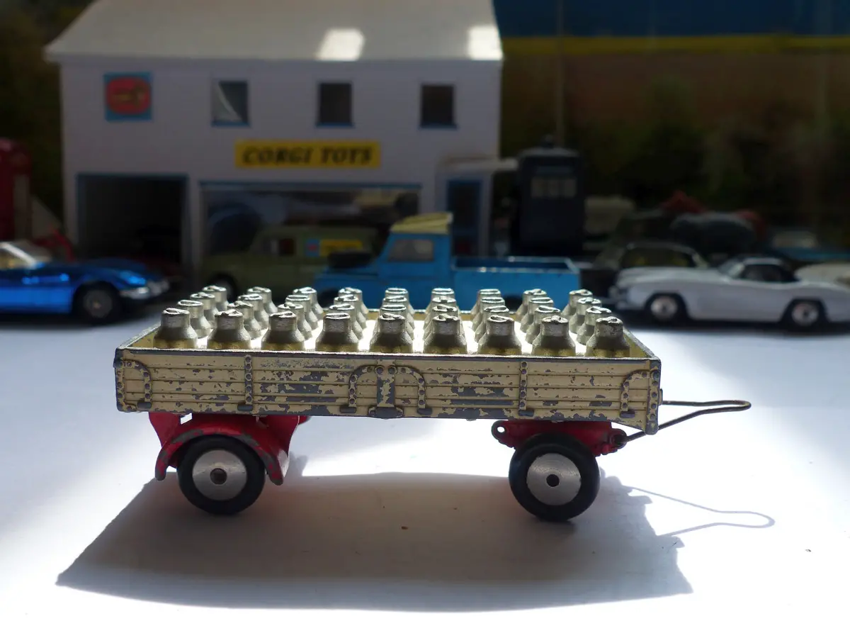 100 Dropside Trailer With 1487 Milk Churns 1